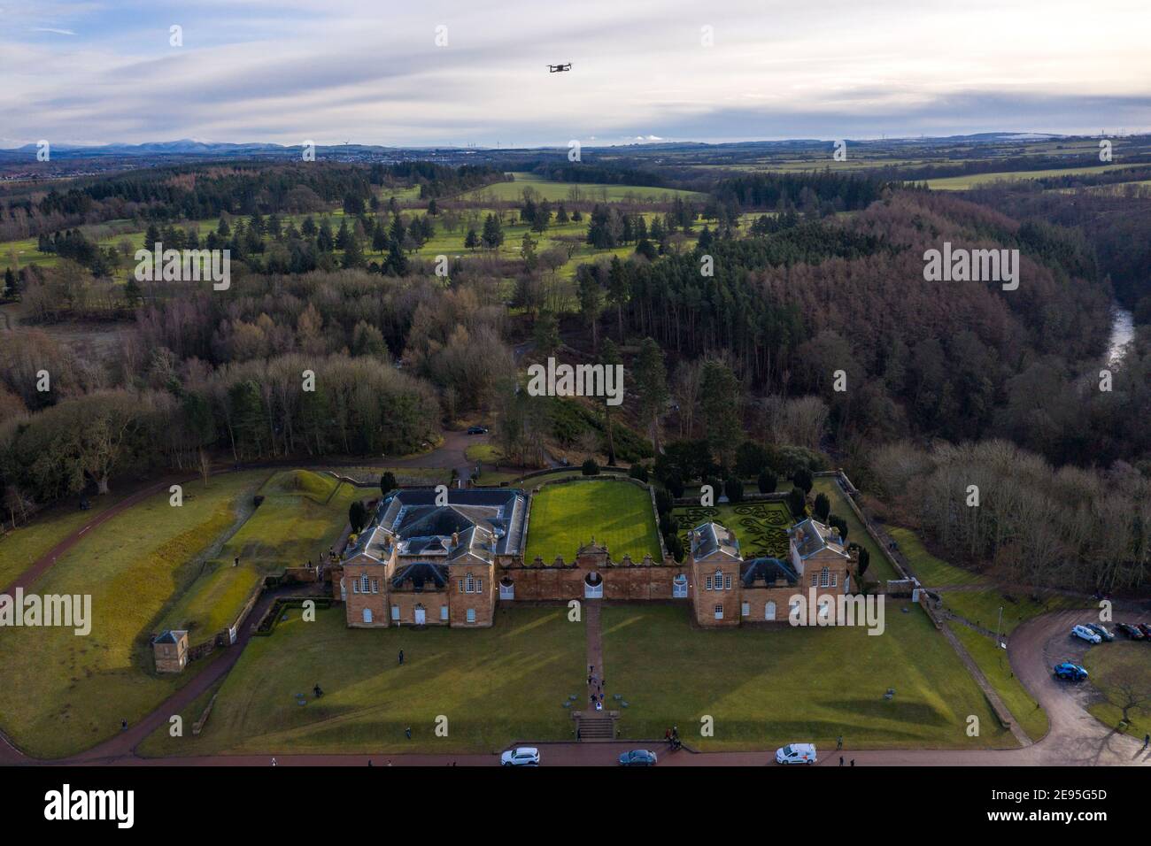 Chatelherault Country Park, Hamilton, Escocia, Reino Unido. 2019. Foto: Fotografía aérea de un drone mirando hacia abajo hacia el Parque de campo Chatelherault desde arriba mostrando el paisaje verde con un tiro aire a aire de otro drone en la imagen (arriba centro). Crédito: Colin Fisher/Alamy Live News. Foto de stock