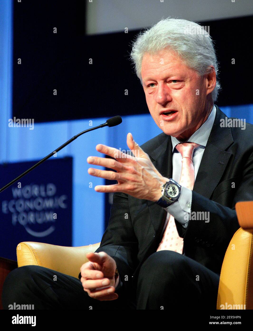 'William J. Clinton, Fundador de la Fundación William Jefferson Clinton; Presidente de los Estados Unidos (1993-2001), captó durante la sesión 'UNA conversación con' en la Reunión Anual 2006 del Foro Económico Mundial en Davos, Suiza, 28 de enero de 2006. Foto de Remy Steinegger/WEF/ABACAPRESS.COM' Foto de stock