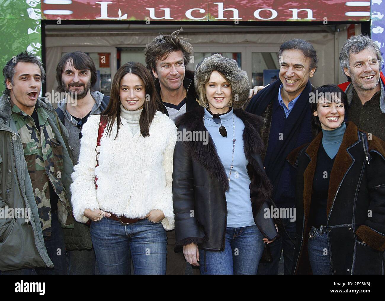 Los miembros del reparto de 'la Voix de Laura' Jean-Michel Tinivelli, Marie  Gillain, Philippe Caroit, Agnes Soral, Denis Karvil, Delphine Zentout posan  durante el 8º Festival Internacional de Cine televisivo de Luchon