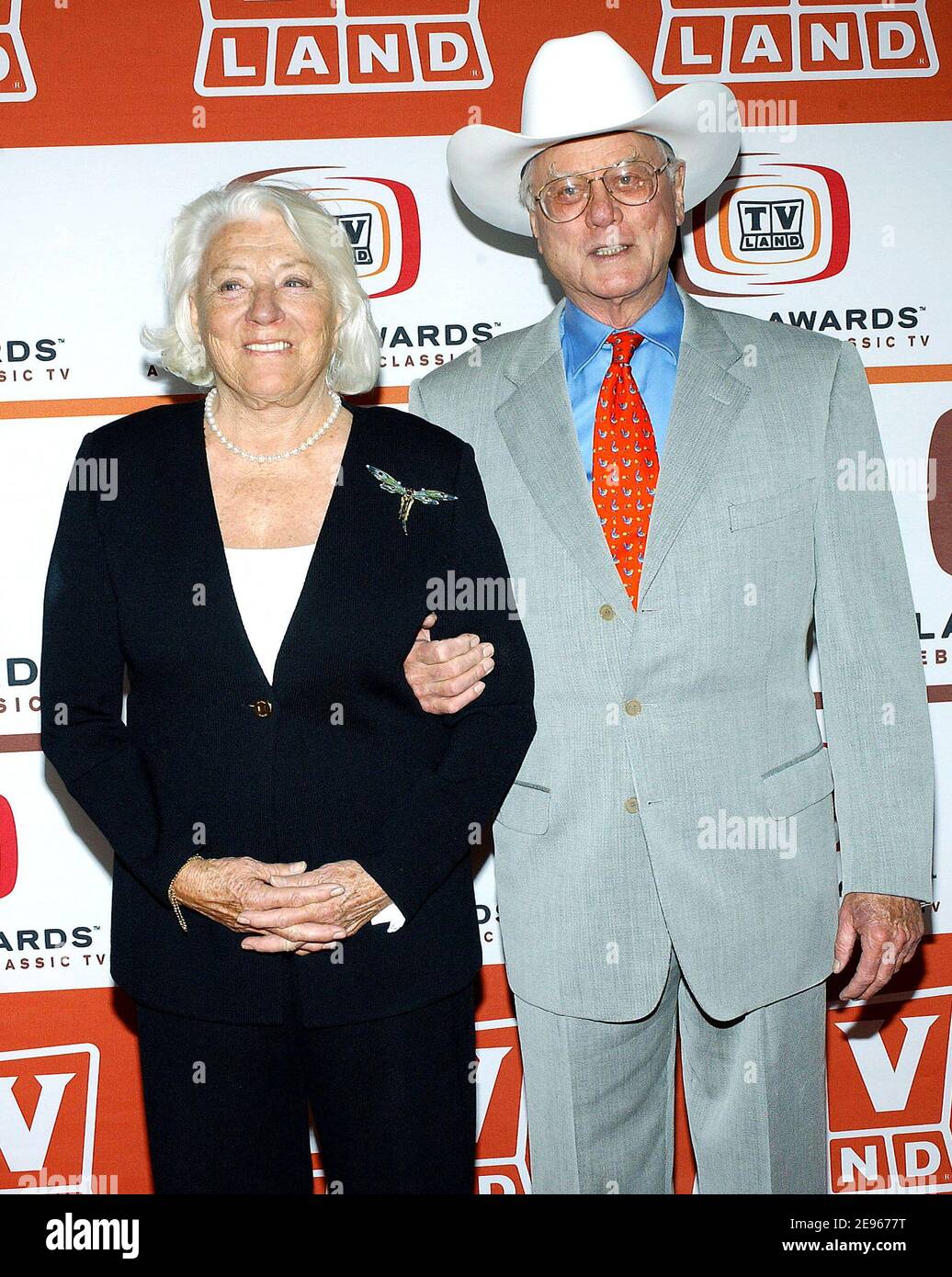 Larry Hagman y su esposa Maj Axelsson asisten a los Premios TV Land 2006 celebrados en el Hangar Barker en Santa Monica, CA, EE.UU. El 19 de marzo de 2006. Foto de Lionel Hahn/ABACAPRESS.COM Foto de stock