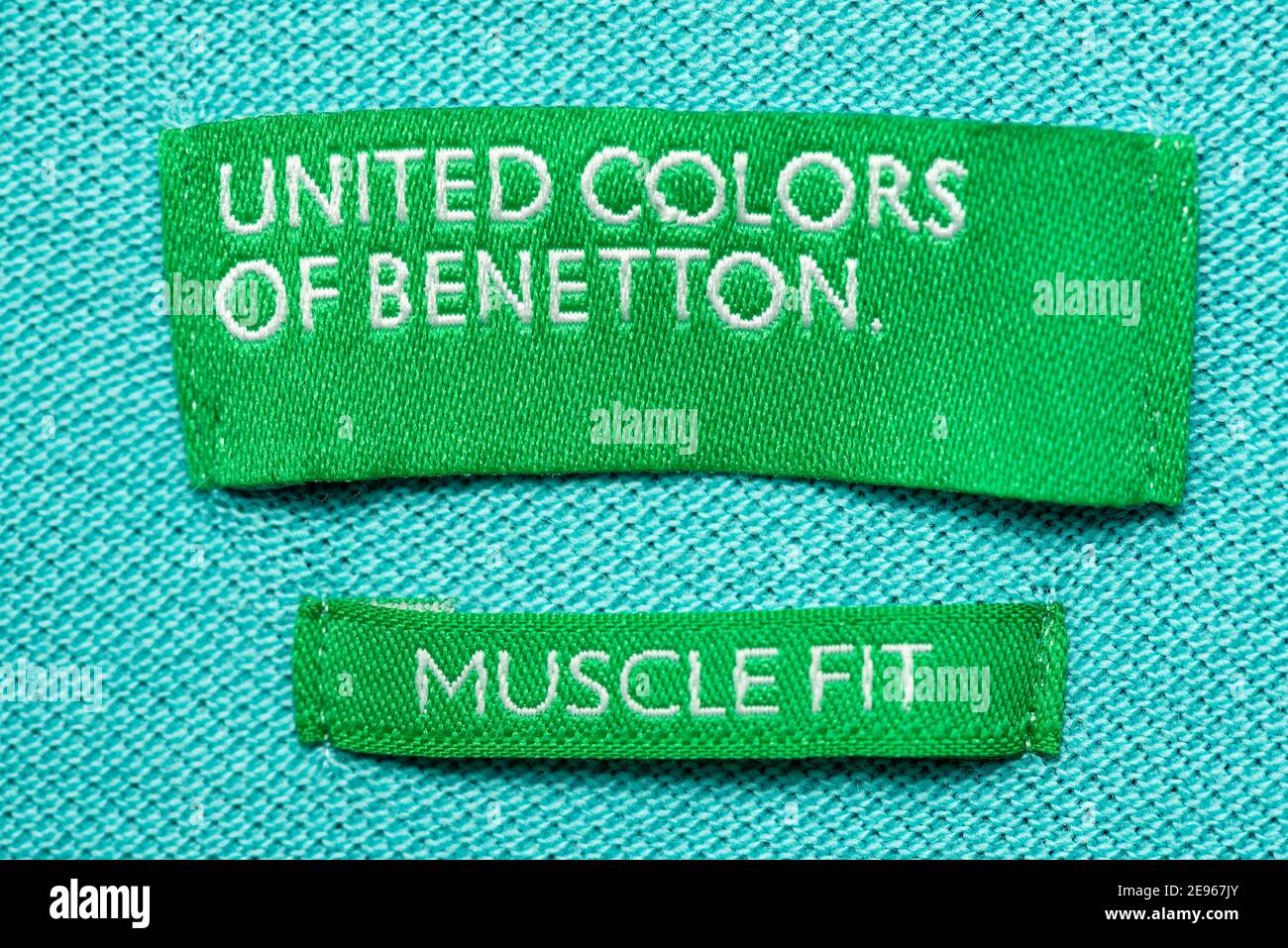 Primer plano de United Colors of Benetton Muscle Fit green etiqueta en la  camiseta de teal Fotografía de stock - Alamy