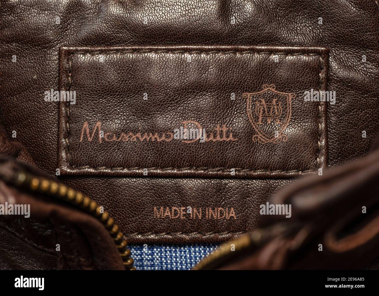 Massimo Dutti hecho en la India etiqueta en cuero marrón para hombre  chaqueta Fotografía de stock - Alamy