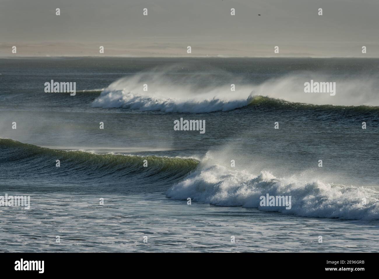 Viento fuerte y olas altas en Pismo Beach Foto de stock