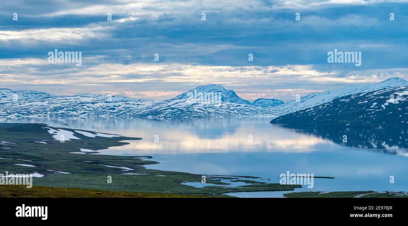 Hermoso paisaje horizontal al norte del Círculo Polar Ártico en sueco Lapland con vistas al lago grande Vastenjaure en el camino Paddelanta y.. La frontera t Foto de stock