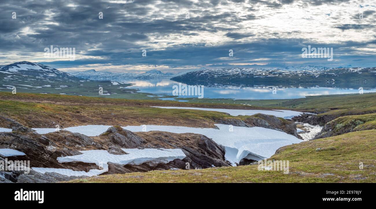 Hermoso paisaje horizontal al norte del Círculo Polar Ártico en sueco Lapland con vistas al lago grande Vastenjaure en el camino Paddelanta y.. La frontera t Foto de stock