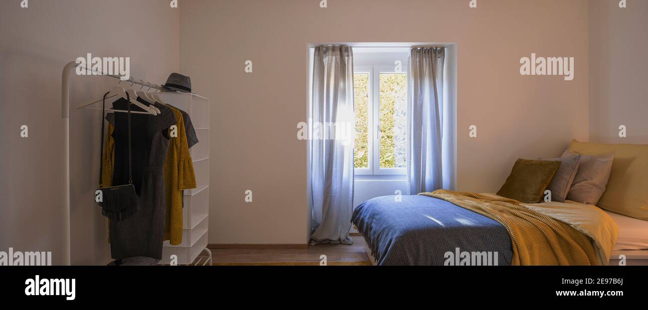 Habitación moderna con dos camas individuales con sábanas limpias y una gran almohada encima. Pared blanca. Nadie dentro. Foto de stock