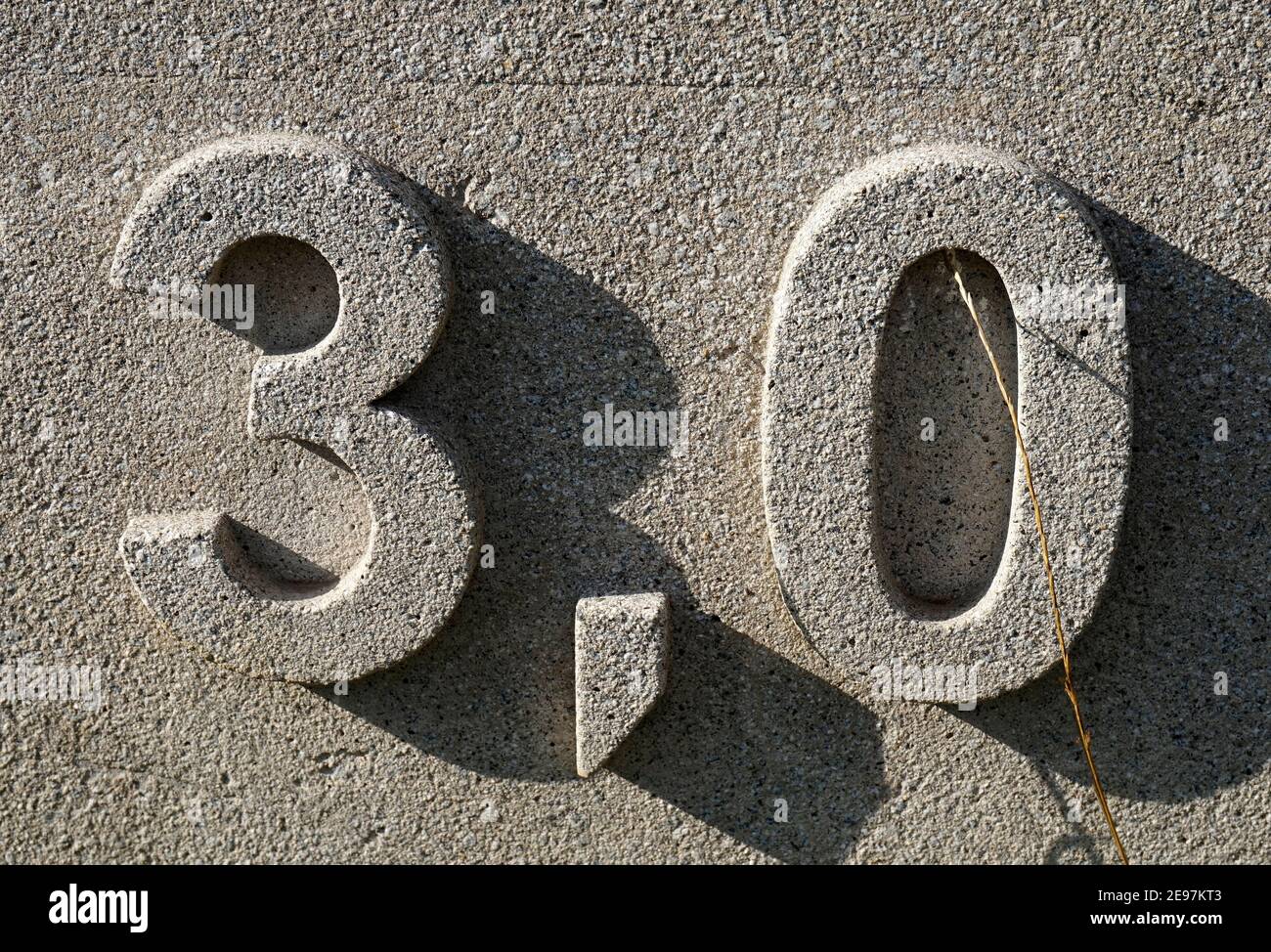 '3.0' visto en una pared alemana gris. La coma se utiliza en Europa para mostrar la coma decimal. Foto de stock