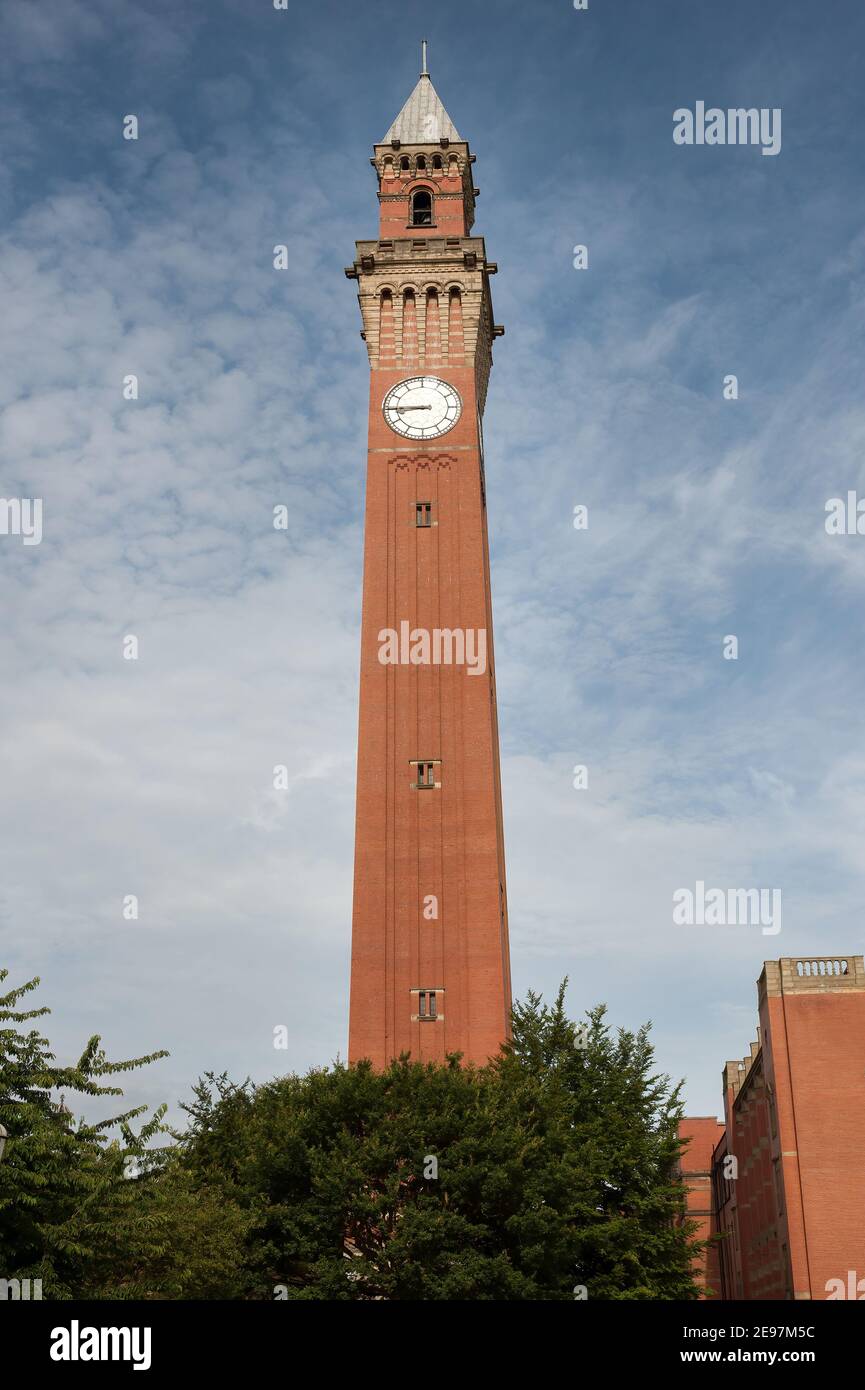 BIRMINGHAM, Reino Unido - 16 DE JULIO de 2009: La Torre del reloj Joseph Chamberlain Memorial en el Campus de la Universidad de Birmingham Foto de stock