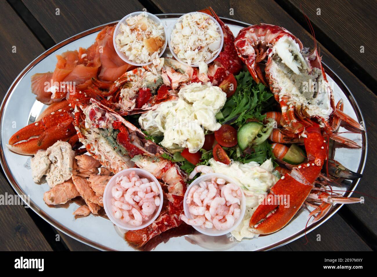 Plato de marisco escocés con langosta, gambas, salmón ahumado y escalfado, langostinos y cangrejo en una cama de ensalada Foto de stock