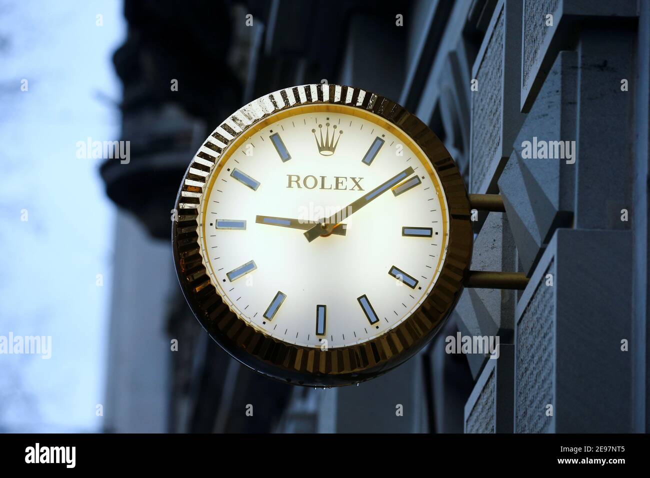 El logo del fabricante suizo de relojes Rolex se ve en un reloj exterior en  la calle comercial Bahnhofstrasse, en Zurich, durante un cierre parcial, ya  que la propagación de la enfermedad