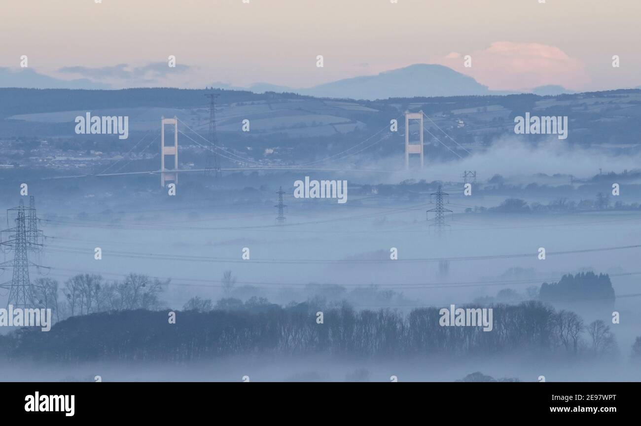 Vista de invierno Misty del puente Severn forma Almondsbury, glos sur, Reino Unido Foto de stock