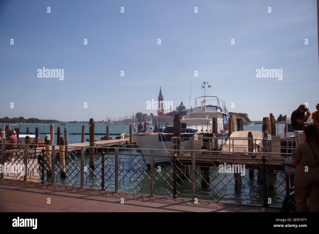 Venecia, Italia - Septiembre 2020: Bahía de Venecia, Vista desde el puerto de Venecia a la laguna Foto de stock