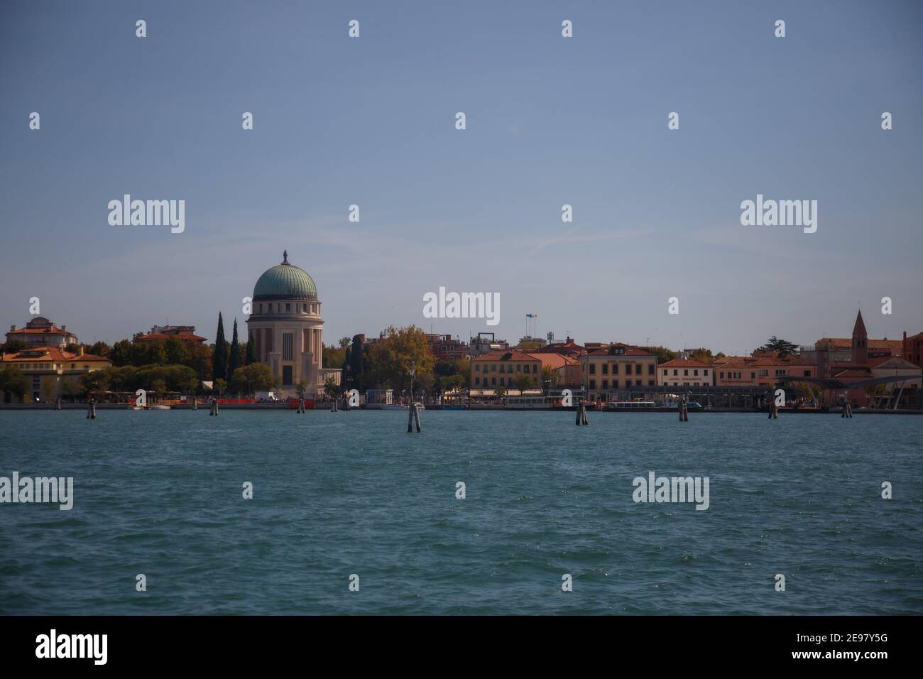 Venecia, Italia - Septiembre 2020: Bahía de Venecia, vista desde el agua a Venecia, Basílica di Santa Maria della Salute Foto de stock
