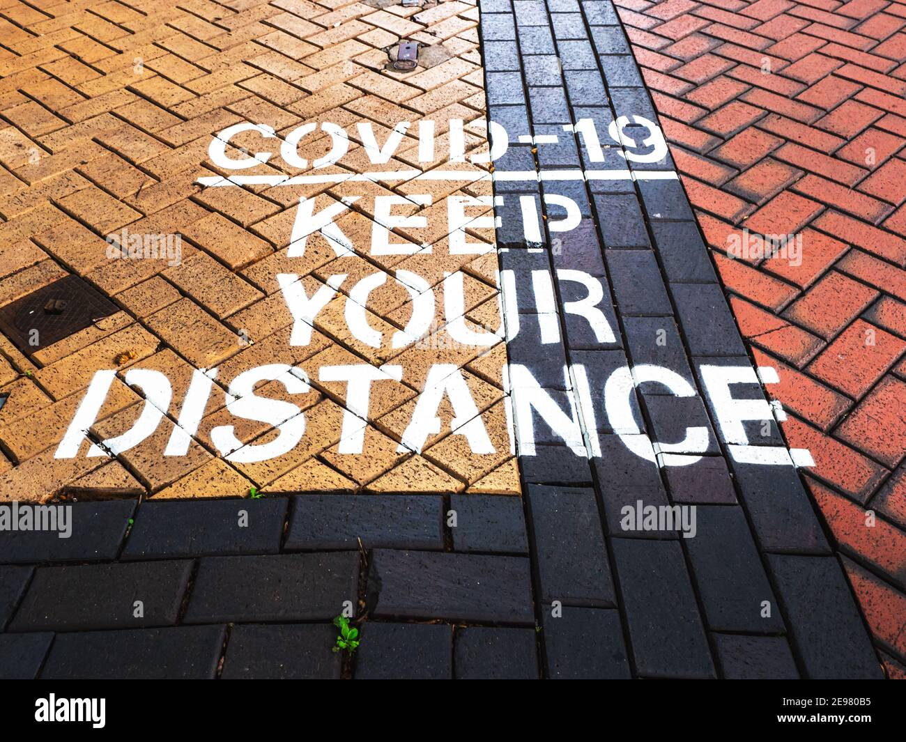 Señal de stop escrita en el pavimento fotografías e imágenes de alta Señal de stop escrita en el pavimento fotografías e imágenes de alta