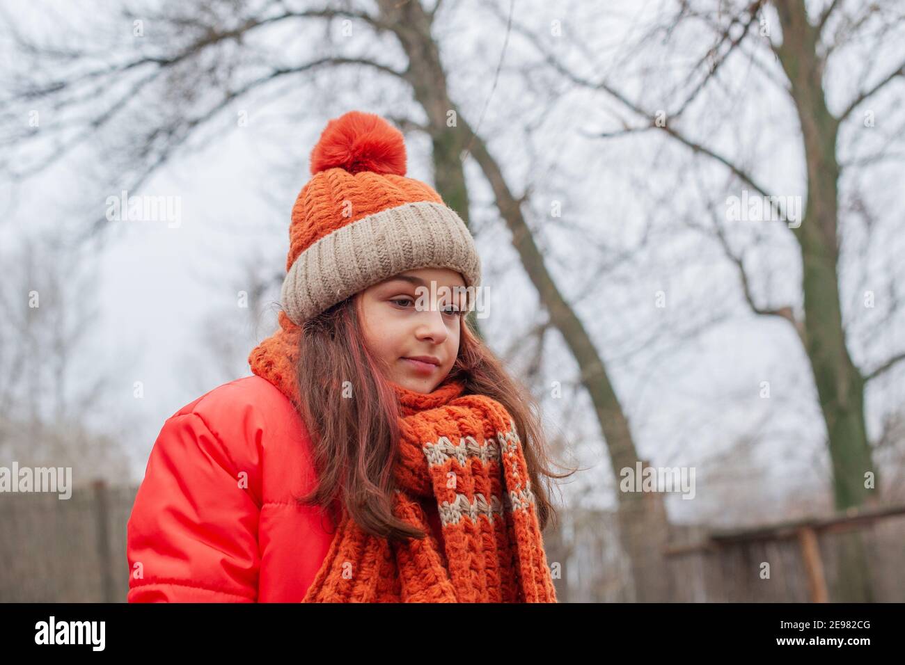 Niña de 10 años. Adolescente con chaqueta naranja. Niña adolescente con chaqueta  naranja, sombrero naranja y bufanda Fotografía de stock - Alamy
