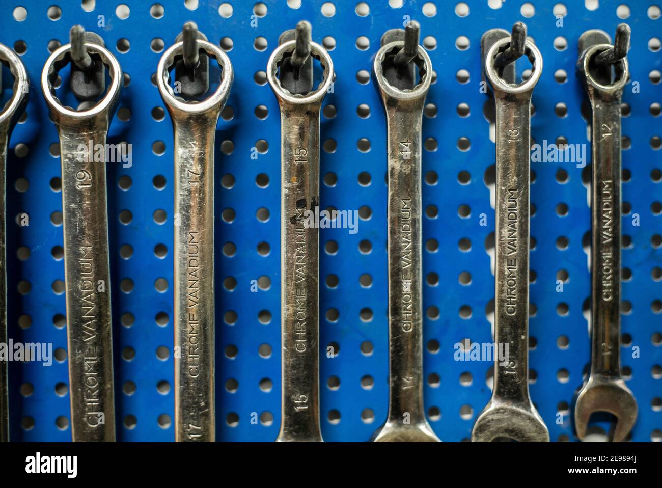 Llaves colgando en el estante en el taller mecánico Fotografía de stock -  Alamy