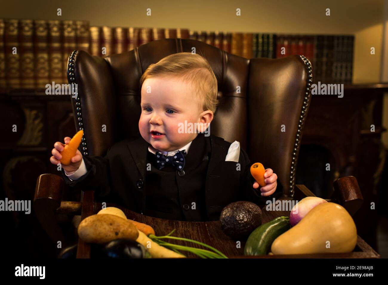 Bebé feliz vestido con traje de negocios. Niño vestido como Winston  Churchill sentado en cuero con trona con radio en vivo micro Fotografía de  stock - Alamy