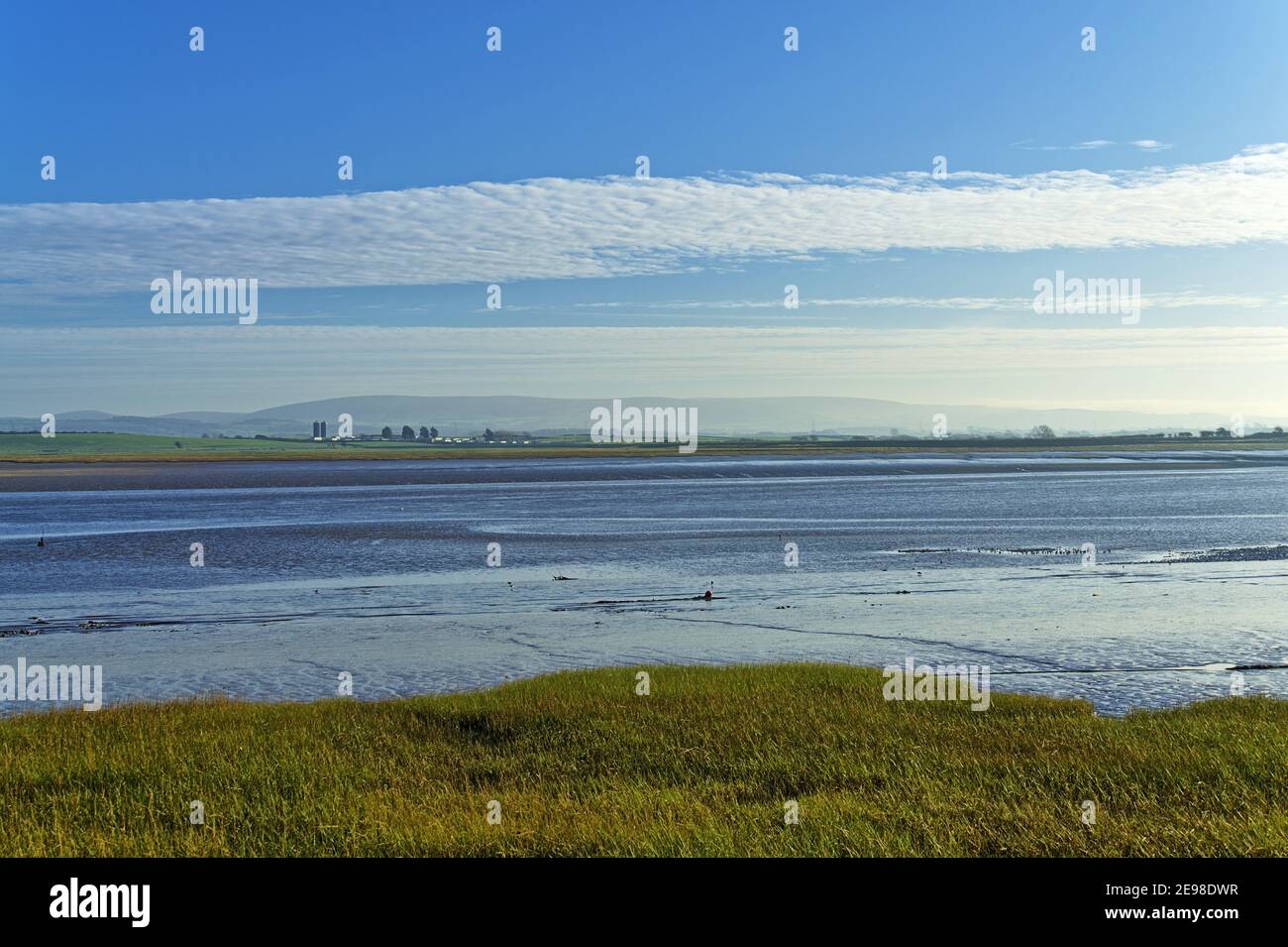 El estuario del río Lune en marea baja Foto de stock