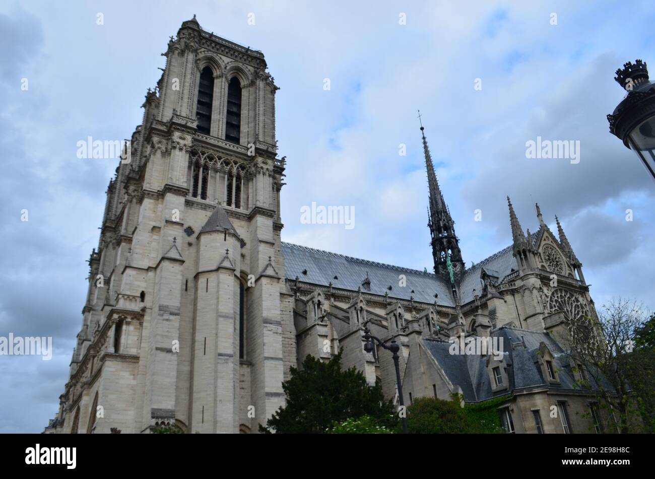 Exterior de la Catedral de Notre Dame, París, Francia Foto de stock