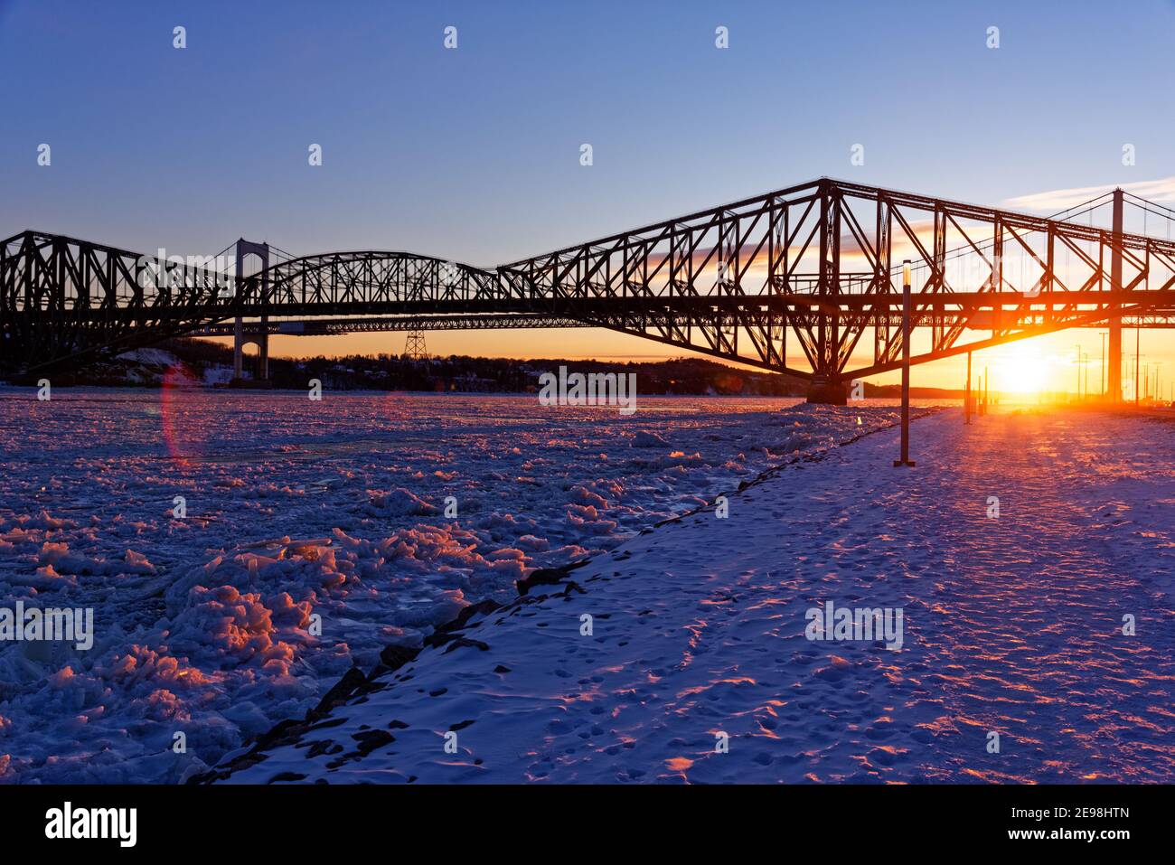 Puesta de sol por el congelado río St Lawrence, Quebec, Canadá Foto de stock