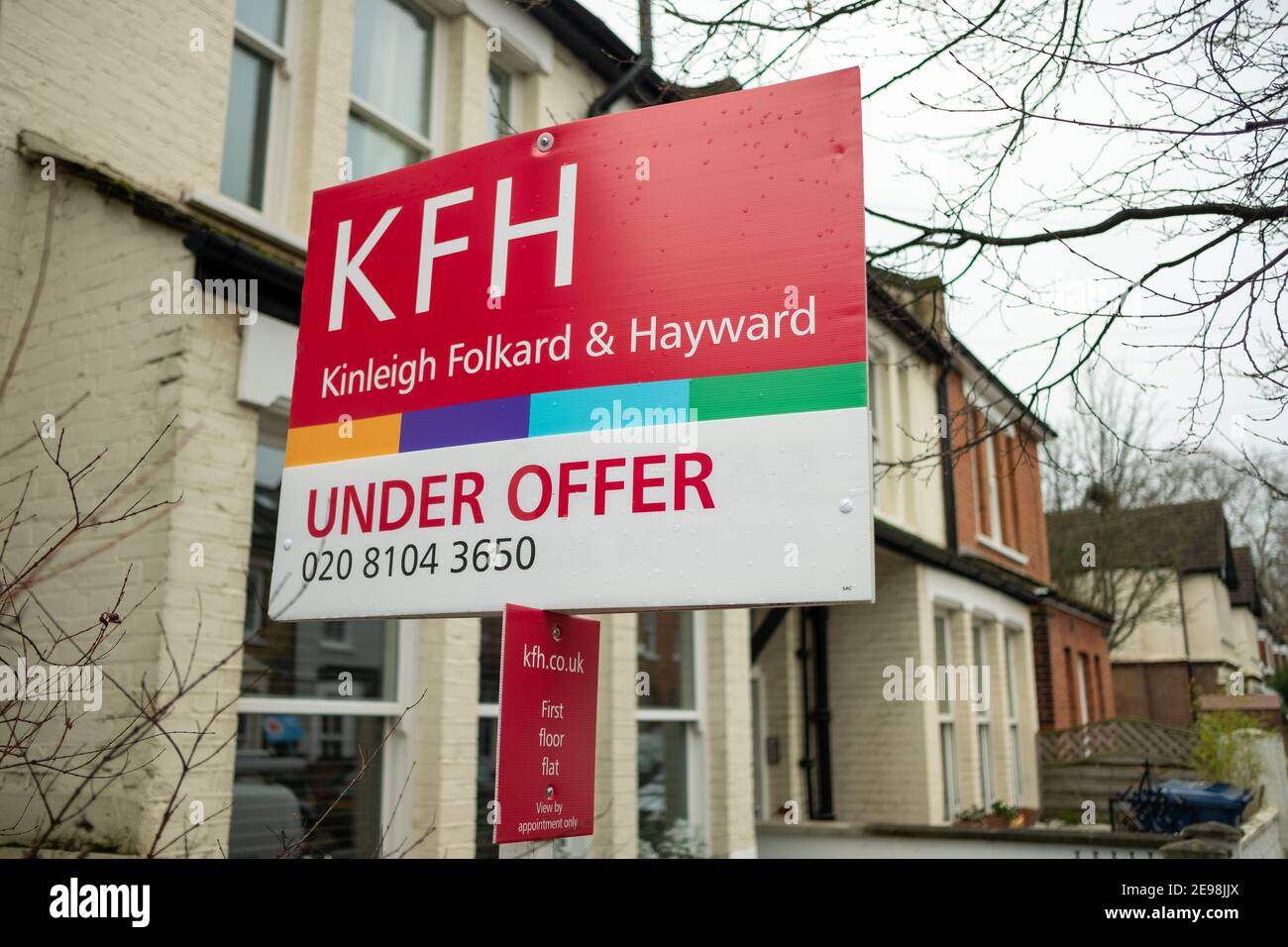 Acton, Londres: Los agentes inmobiliarios de la KFH "bajo oferta" letrero en la calle de las casas en Acton, al oeste de Londres Foto de stock