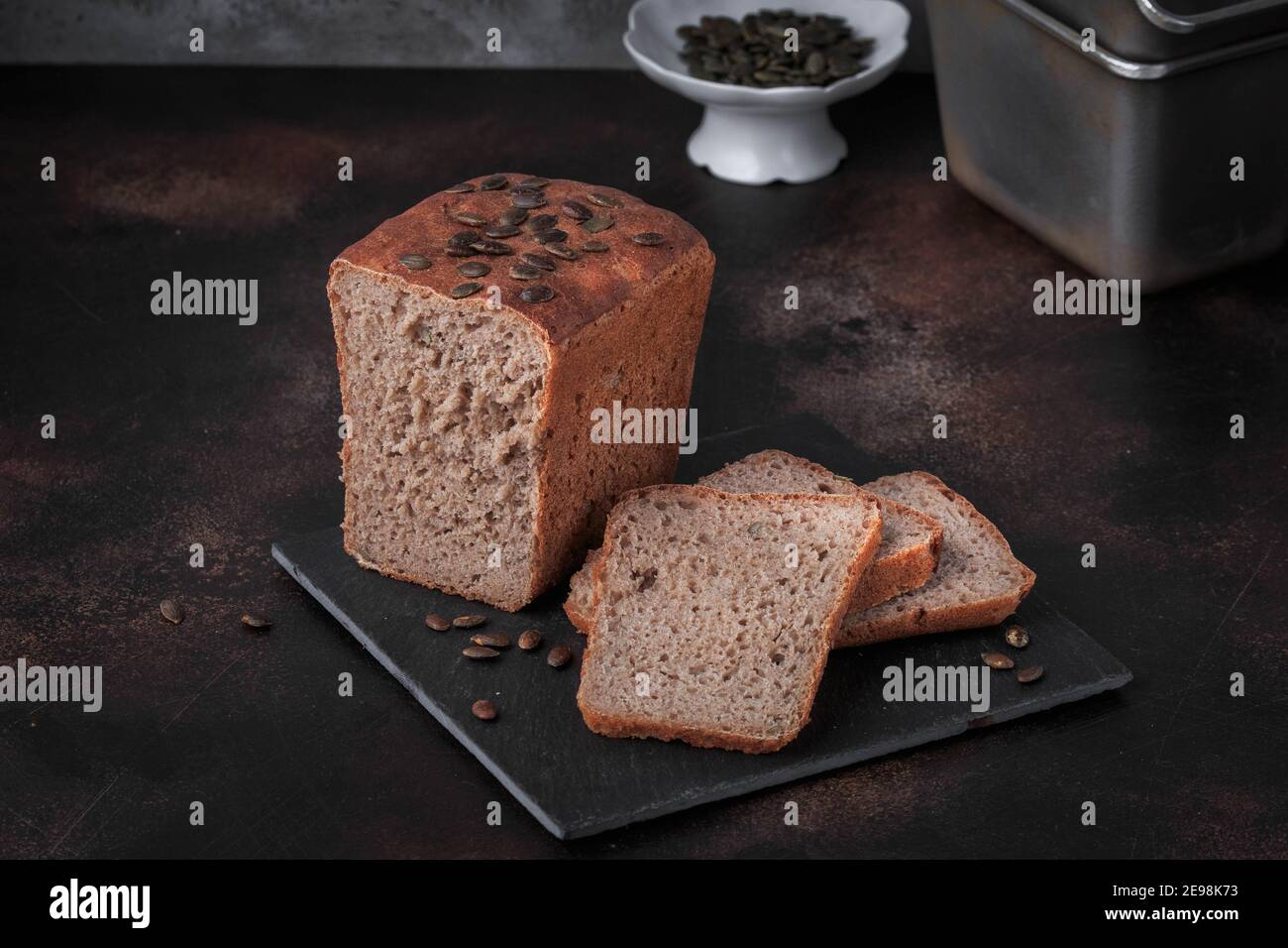 Pan de semillas multigrano casero. Pan de desayuno de grano entero sembrado Foto de stock