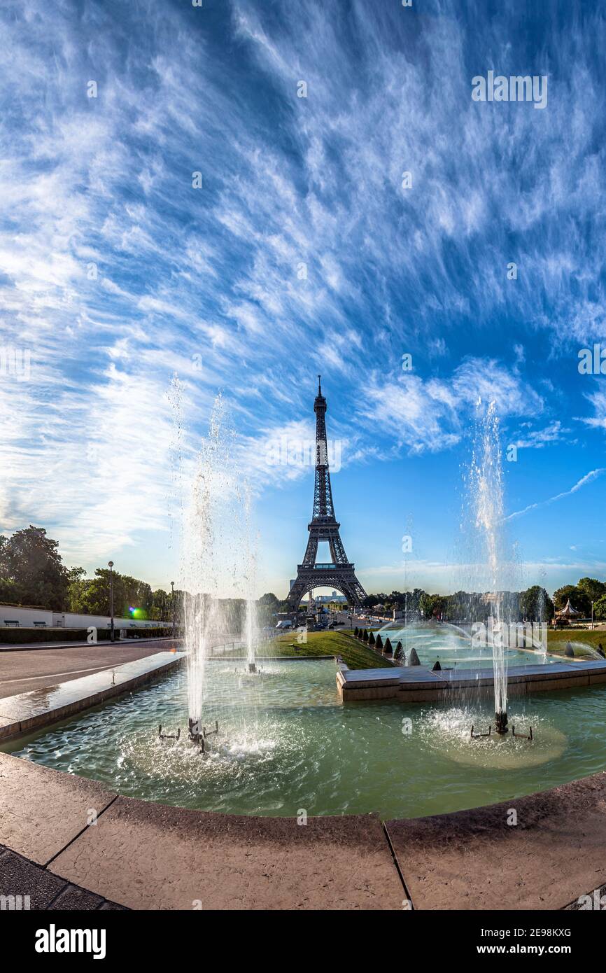 Panorama escénico de la Torre Eiffel en París, Francia Foto de stock