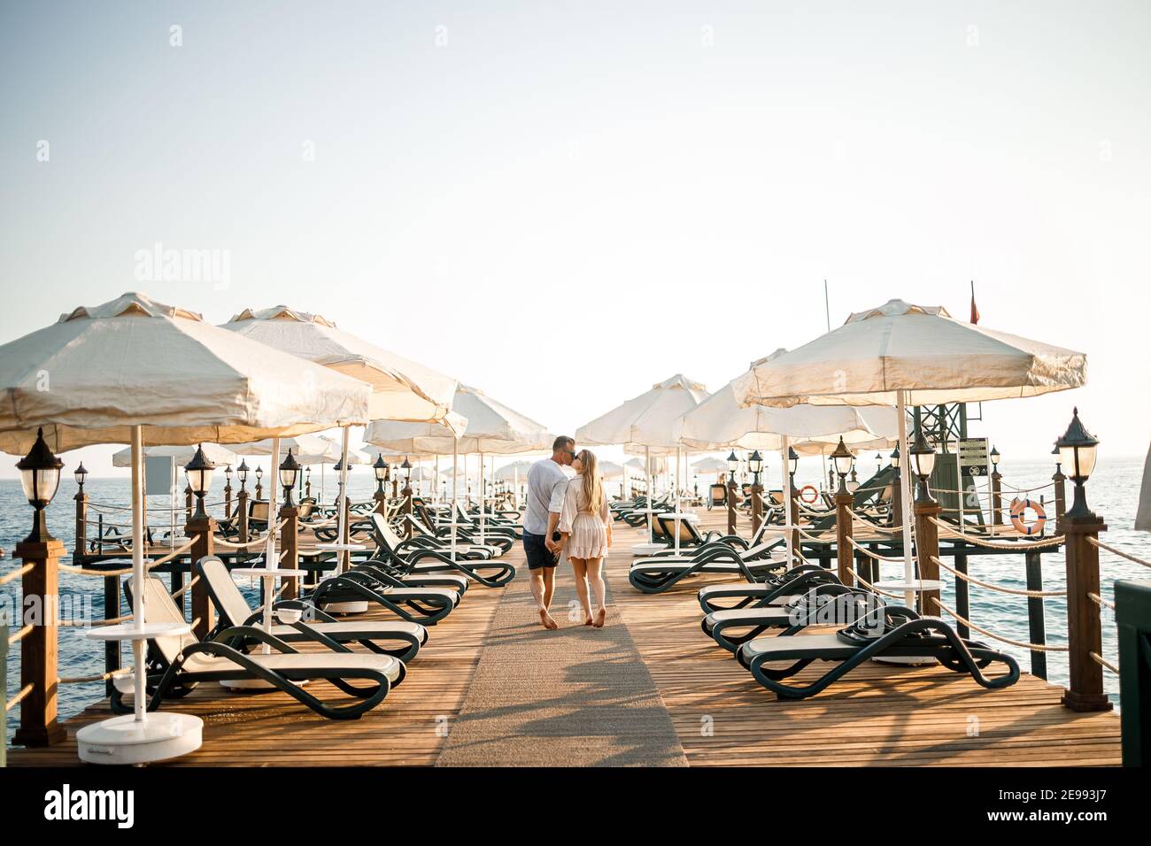 Una pareja amorosa está descansando en el mar en Turquía. Hombre y mujer en el muelle. Paseo marítimo. Luna de miel. Una pareja en un viaje de luna de miel. Un hermoso viaje en pareja Foto de stock