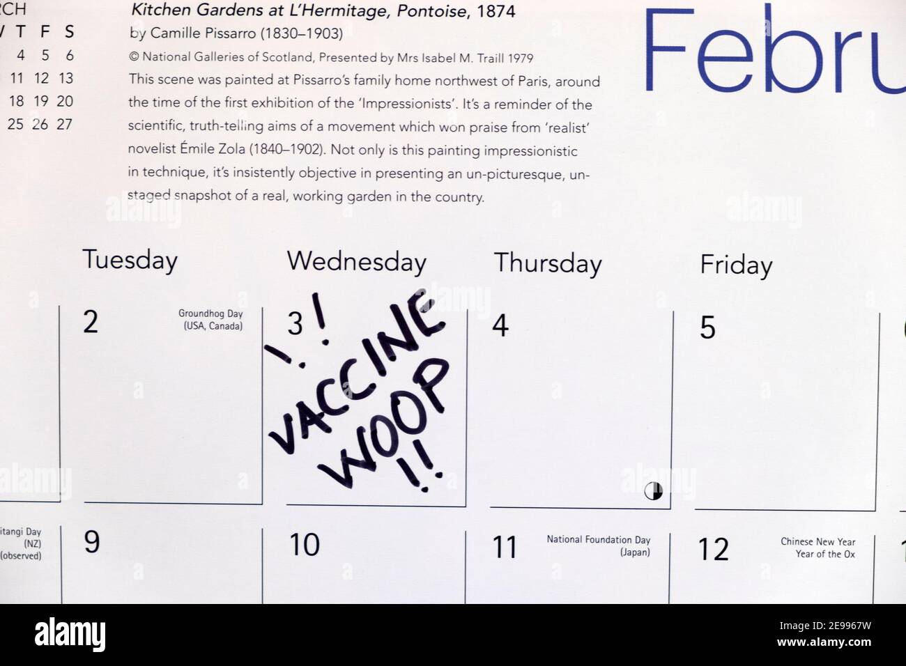 Tengo mi fecha de vacuna covid escrita en el calendario 3 Febrero de 2021 Expresando satisfacción durante la pandemia de Covid 19 en Gales Reino Unido Gran Bretaña KATHY DEWITT Foto de stock