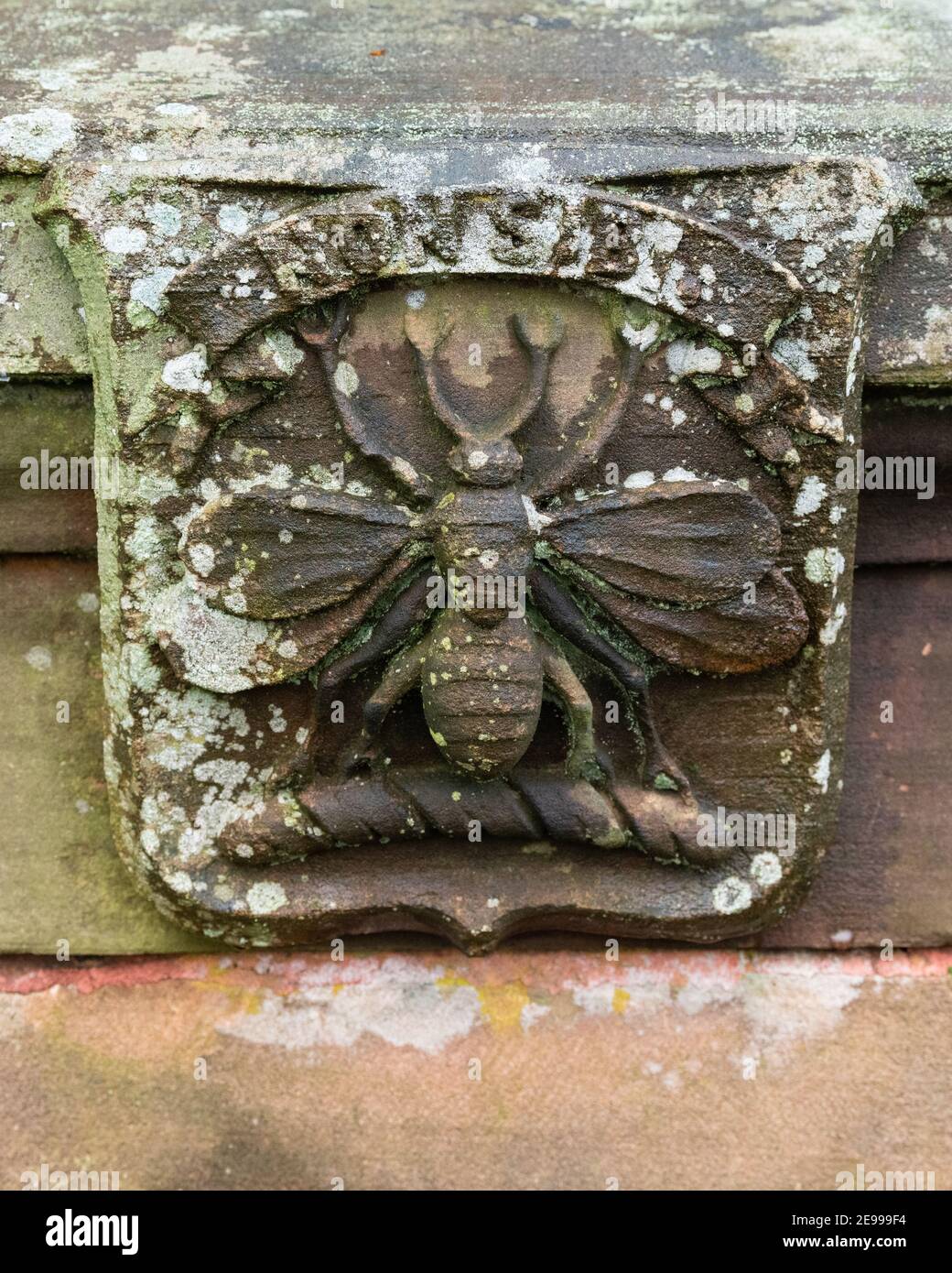 La familia de Connal crest abeja y no sibi inscripción tallada en piedra arenisca roja al final de la unidad que conduce a Parkhall, Boquhan, Stirling, Escocia, Reino Unido Foto de stock