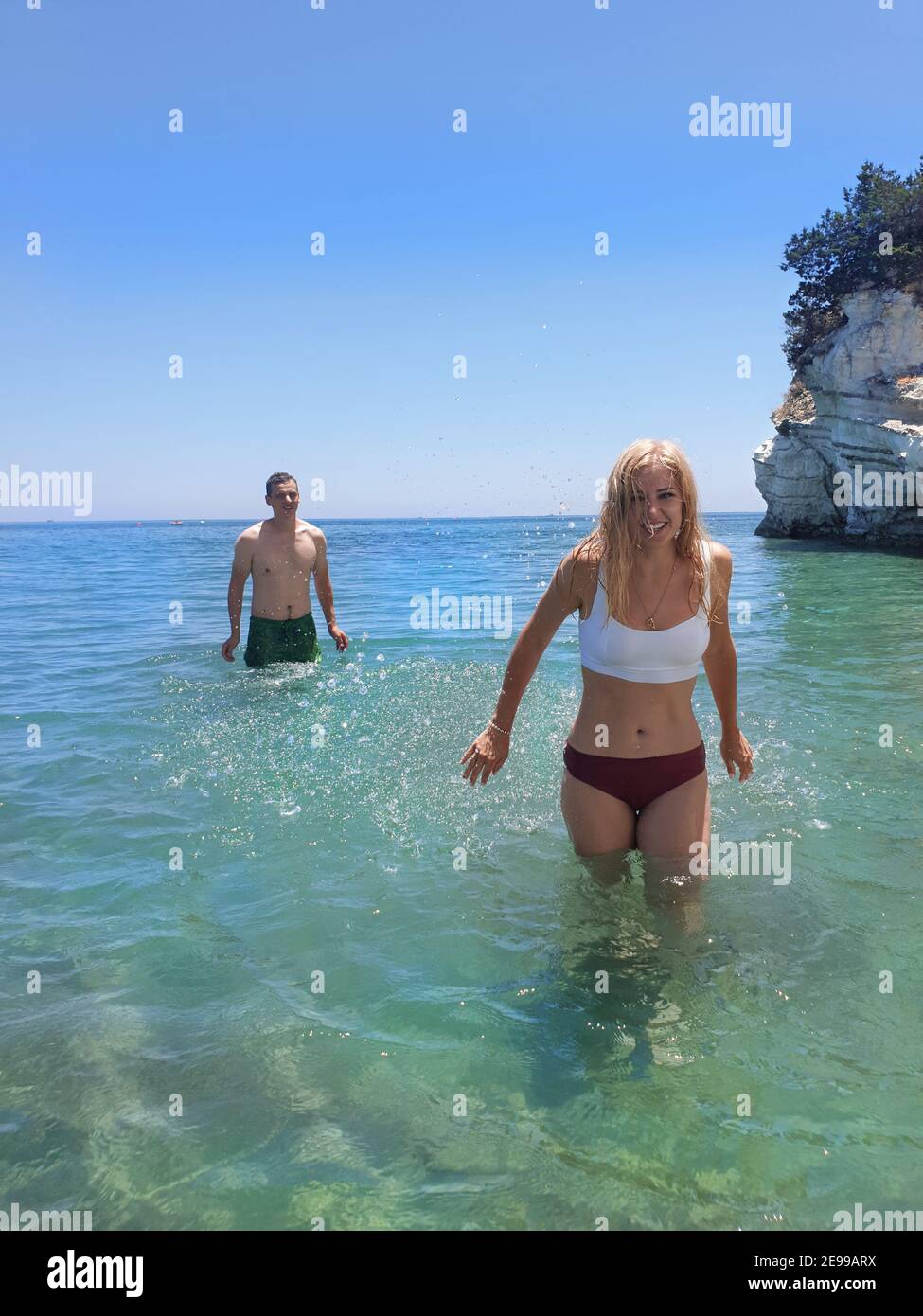 Mujeres en bikini transparente fotografías e imágenes de alta resolución -  Alamy