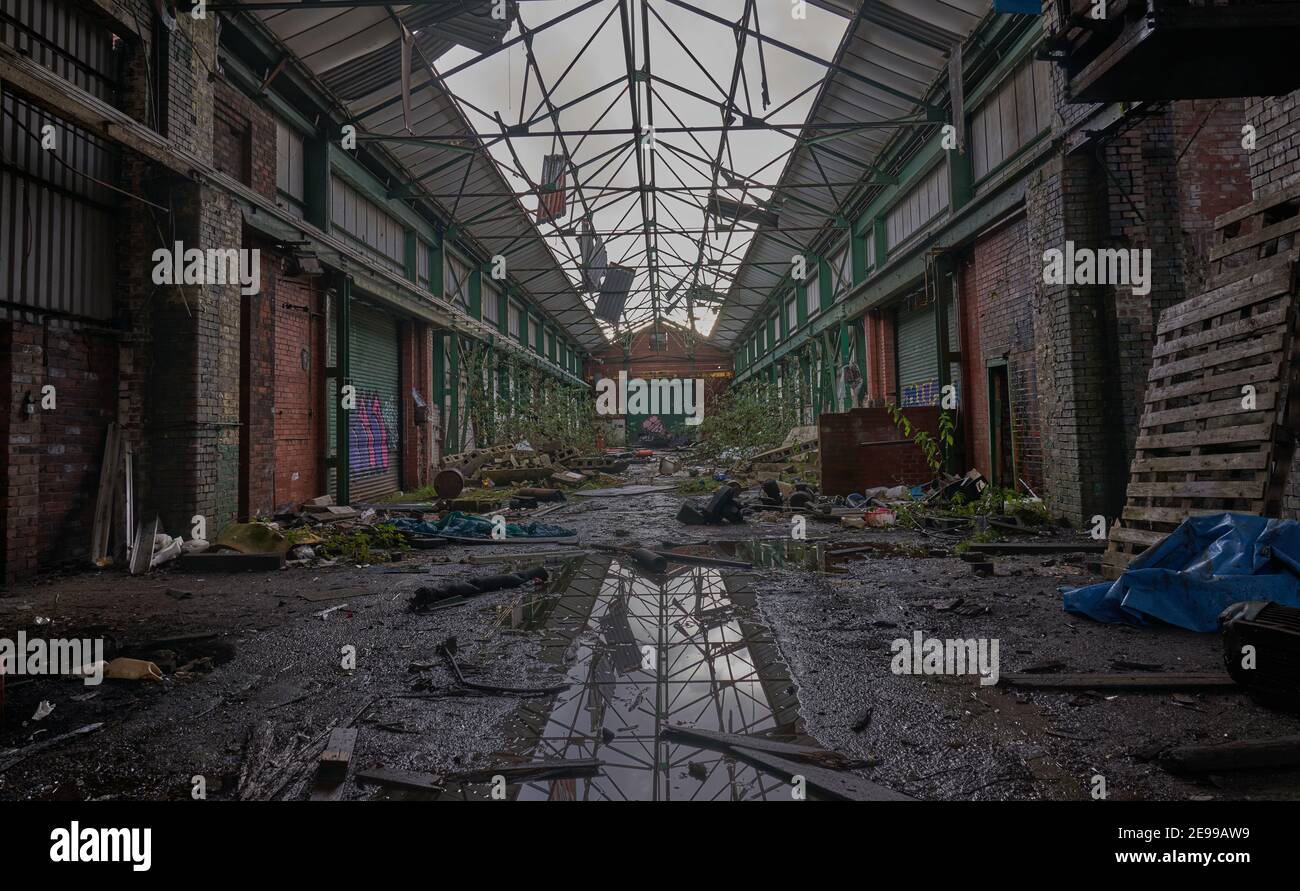 Almacén industrial en Manchester que ha sido abandonado para muchos años Foto de stock