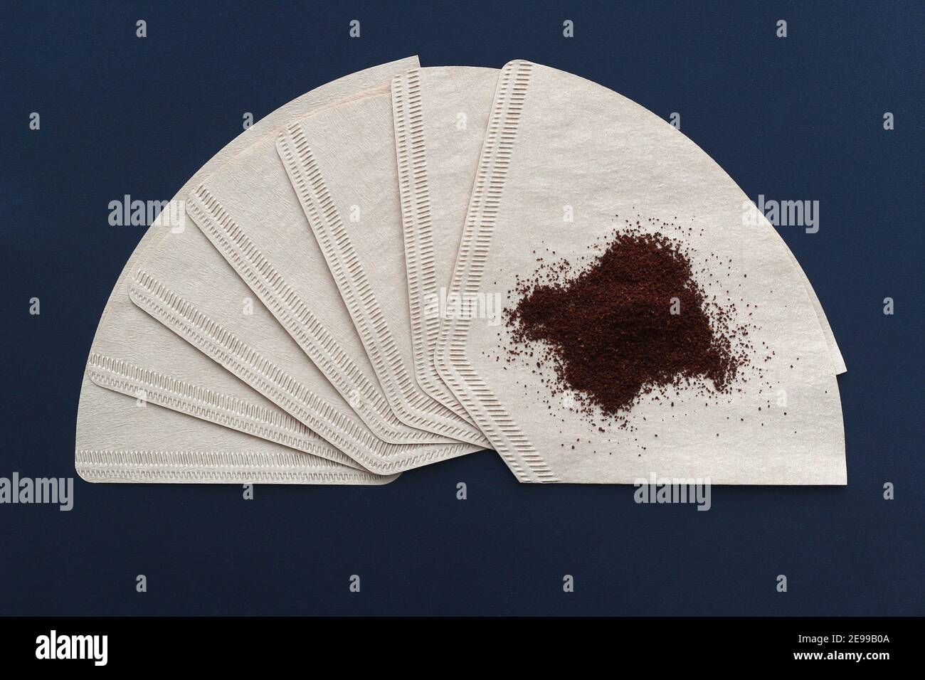 Filtros de café con un poco de café molido. Imagen de fondo Fotografía de  stock - Alamy