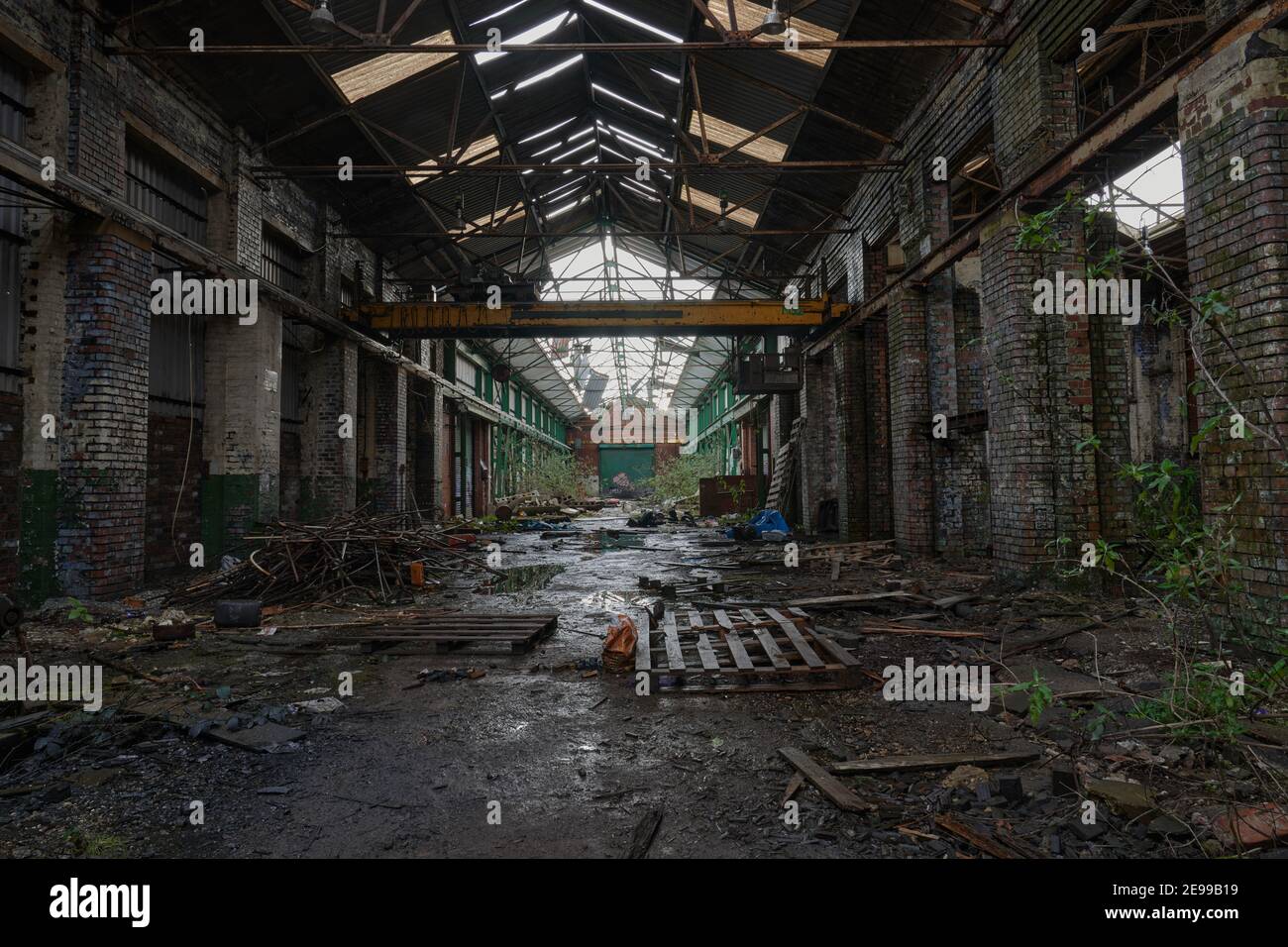 Antiguo molino de fábrica o almacén abandonado y cayendo Foto de stock