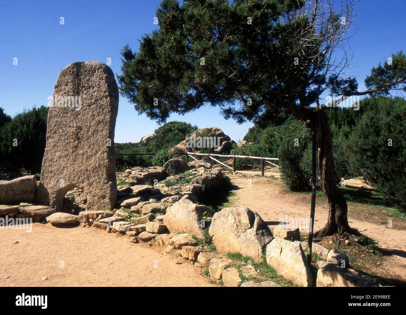 Palaos, Cerdeña, Italia. Tumba de Giant Li Mizzani (escaneada desde el  portaobjetos de color Fotografía de stock - Alamy