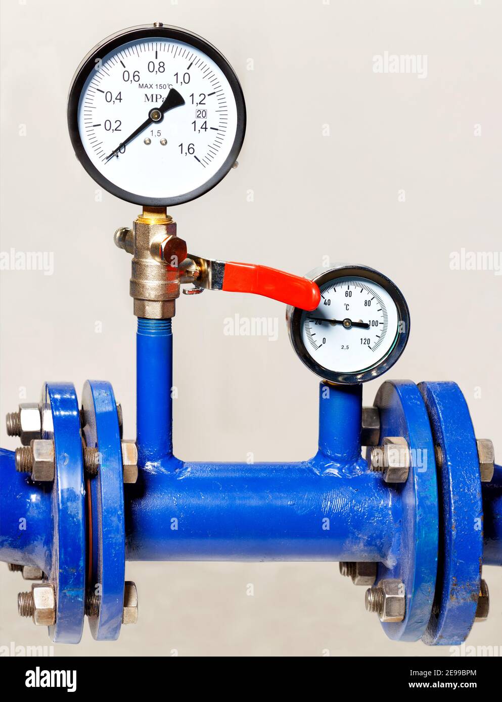 Instalación de sistemas de medición de agua y presión, primeros planos