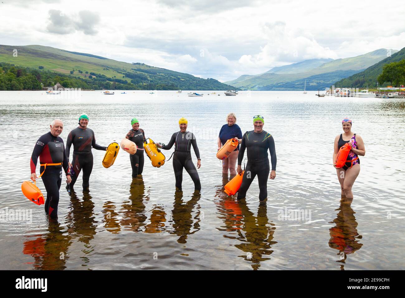 Un grupo de nadadores de agua fría a punto de entrar en el lago Tay en Perthshire, Escocia Foto de stock