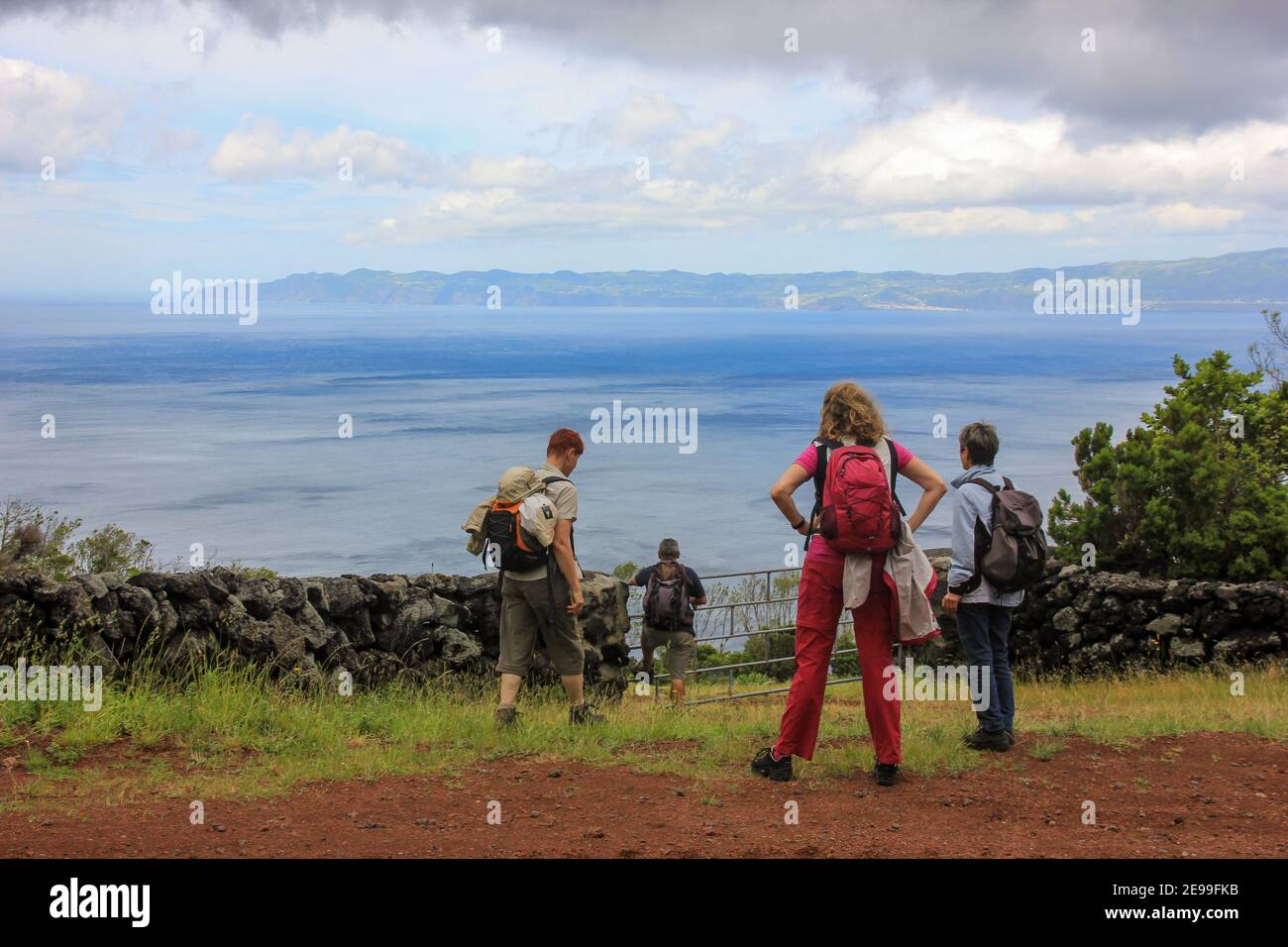 Grupo de senderismo, explorar paisajes verdes, Azores, isla Pico. Foto de stock