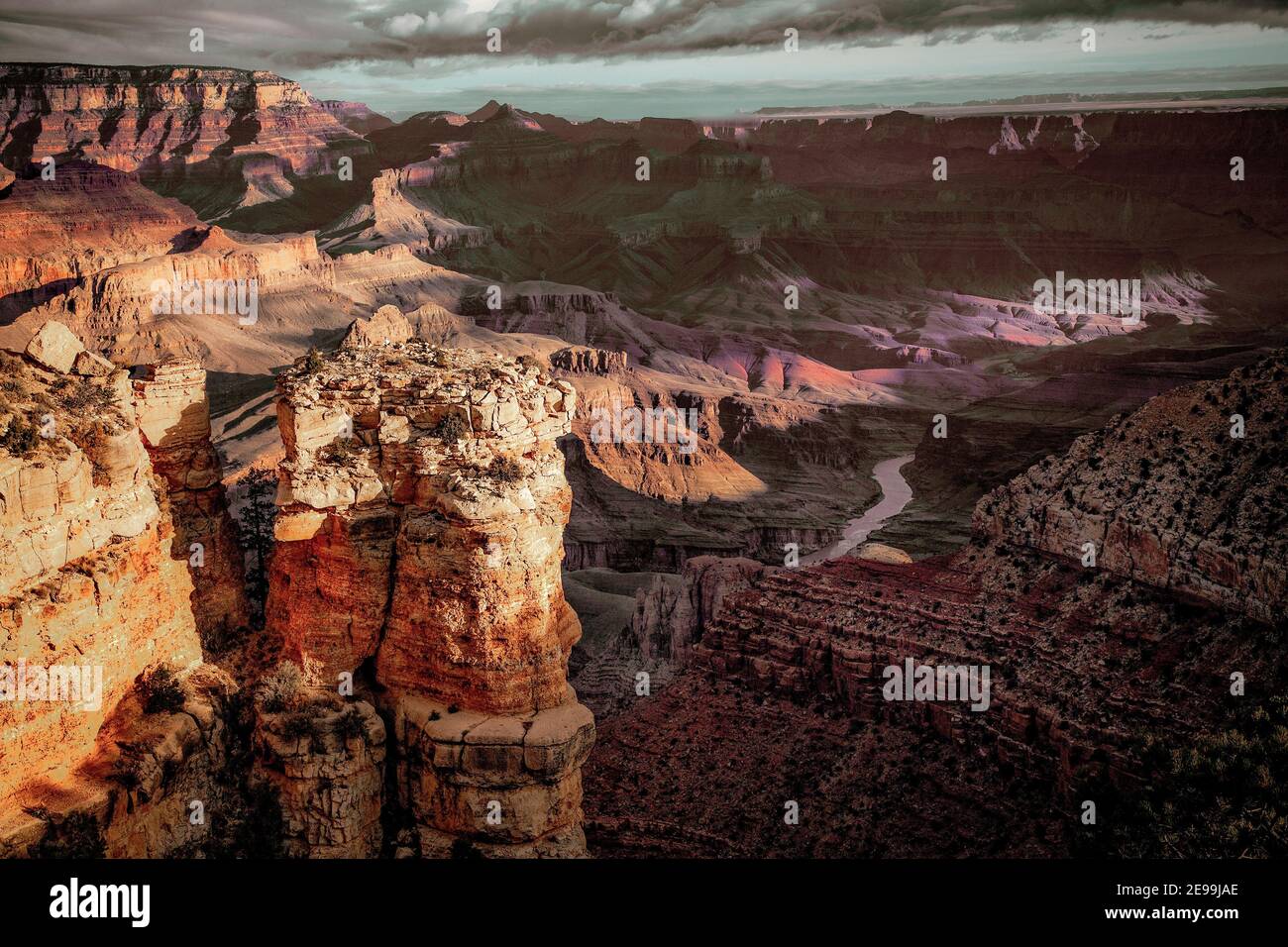 El amanecer besa los pilares de roca alrededor de Moran Point en el Parque Nacional del Gran Cañón de Arizona. Foto de stock