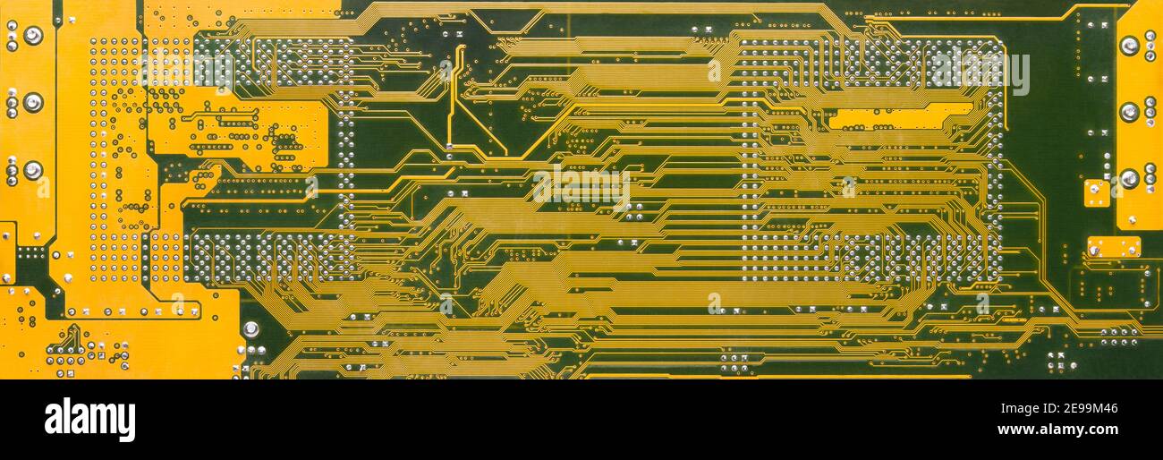 Placa de circuito impreso fondo panorámico en tarjeta de hardware de  ordenador. Lado posterior de PCB multicapa amarillo con máscara de tope de  soldadura verde. Textura electrónica Fotografía de stock - Alamy