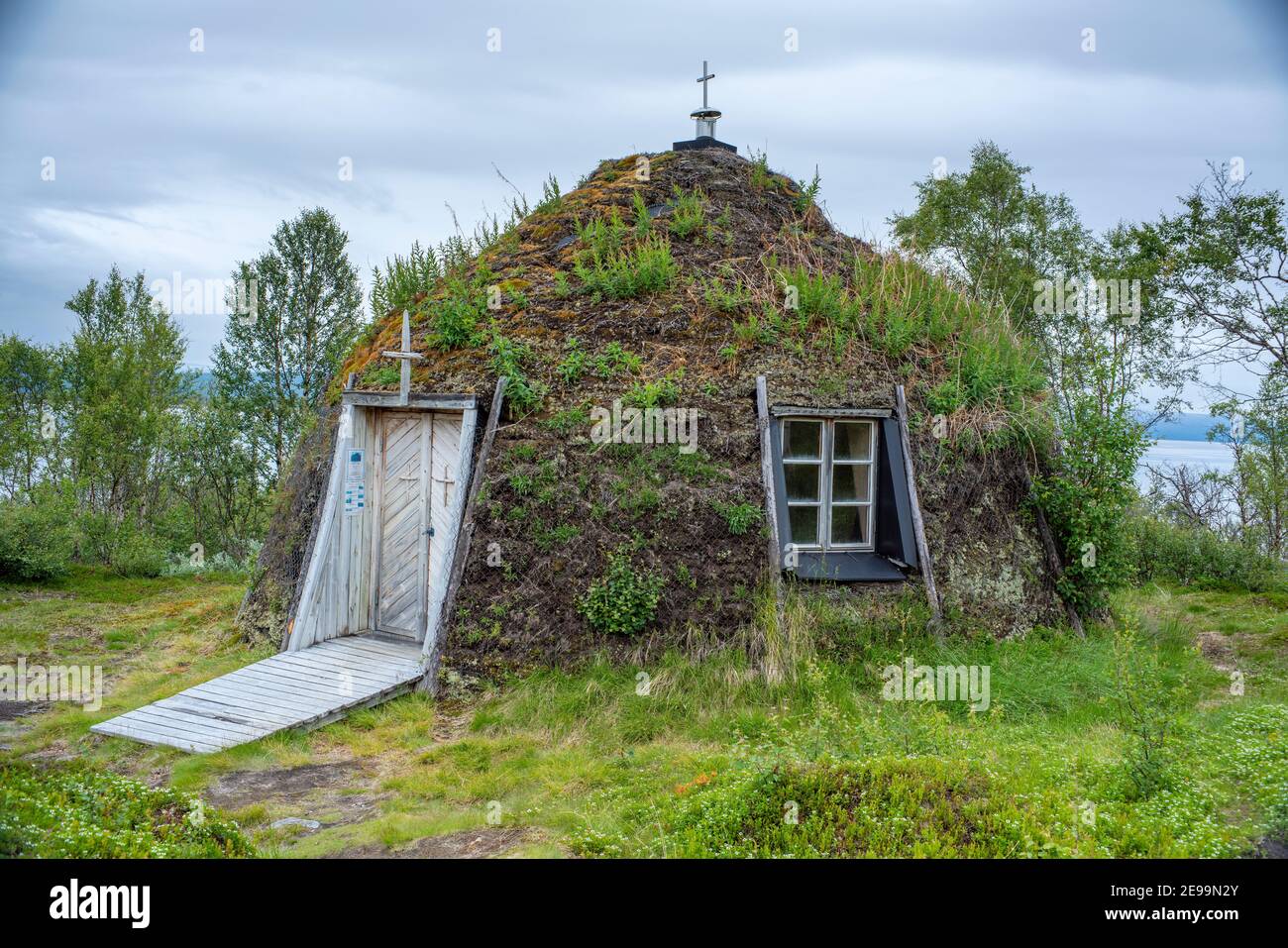 Iglesia del Pueblo Sami Vaisaluokta en el Parque Nacional Paddelanta Foto de stock