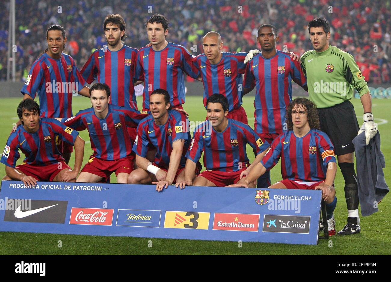 Presentación del equipo del FC Barcelona ante la primera liga española, FC Barcelona vs Real Madrid, en el Nou Camp en Barcelona, España, el 1 de abril de 2006. El juego