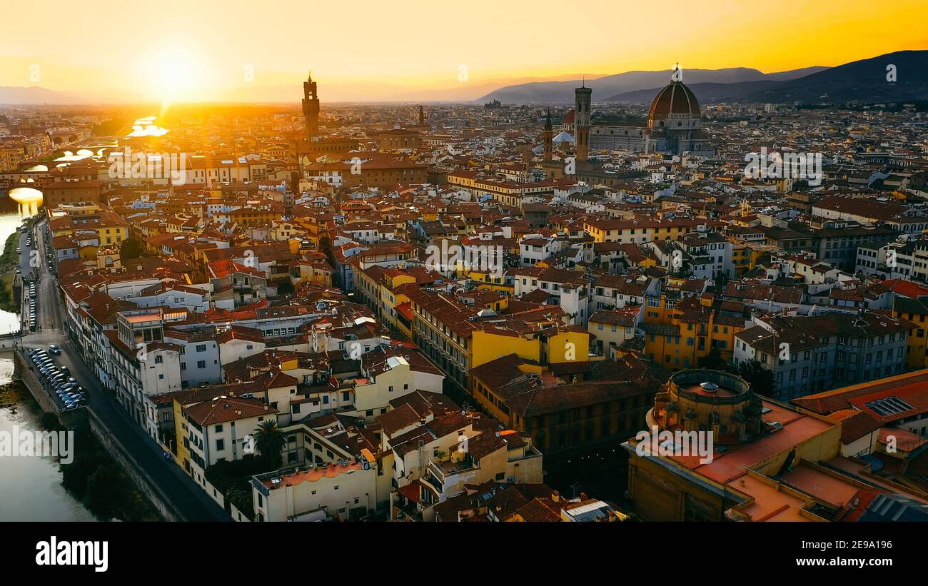 Vista aérea de Drone: Ciudad italiana histórica y culturalmente rica en el día soleado. Hermosa Ciudad Vieja con Iglesias medievales y Catedrales. Río Foto de stock