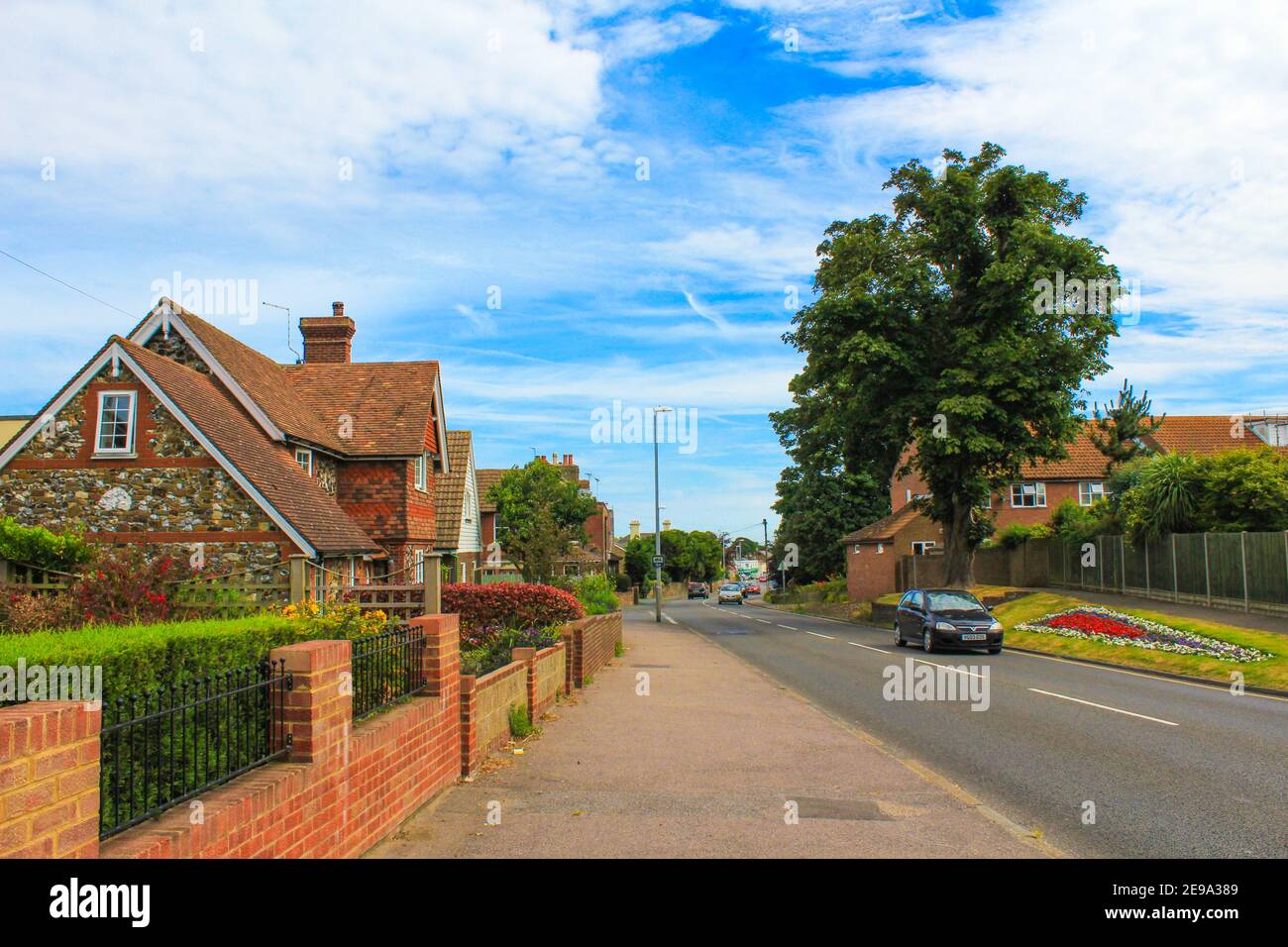 Vista de la calle de Walmer-una ciudad en el distrito de Dover, Kent en Inglaterra. En gran parte residencial, su costa y el castillo atraen a muchos visitantes,julio de 2016 Foto de stock