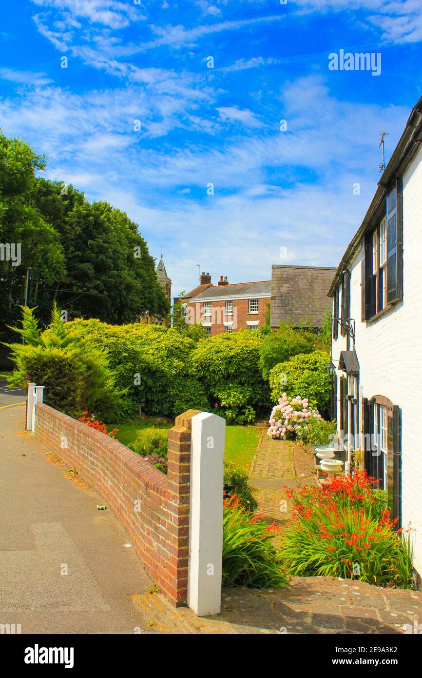 Vista de la calle de Walmer-una ciudad en el distrito de Dover, Kent en Inglaterra. En gran parte residencial, su costa y el castillo atraen a muchos visitantes,julio de 2016 Foto de stock