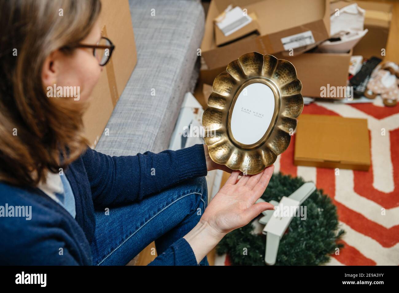 Paris, Francia - Jan 22, 2021: POV mujer unboxing nuevo Zara Home producto  - hermoso marco de acero forjado vintage Fotografía de stock - Alamy