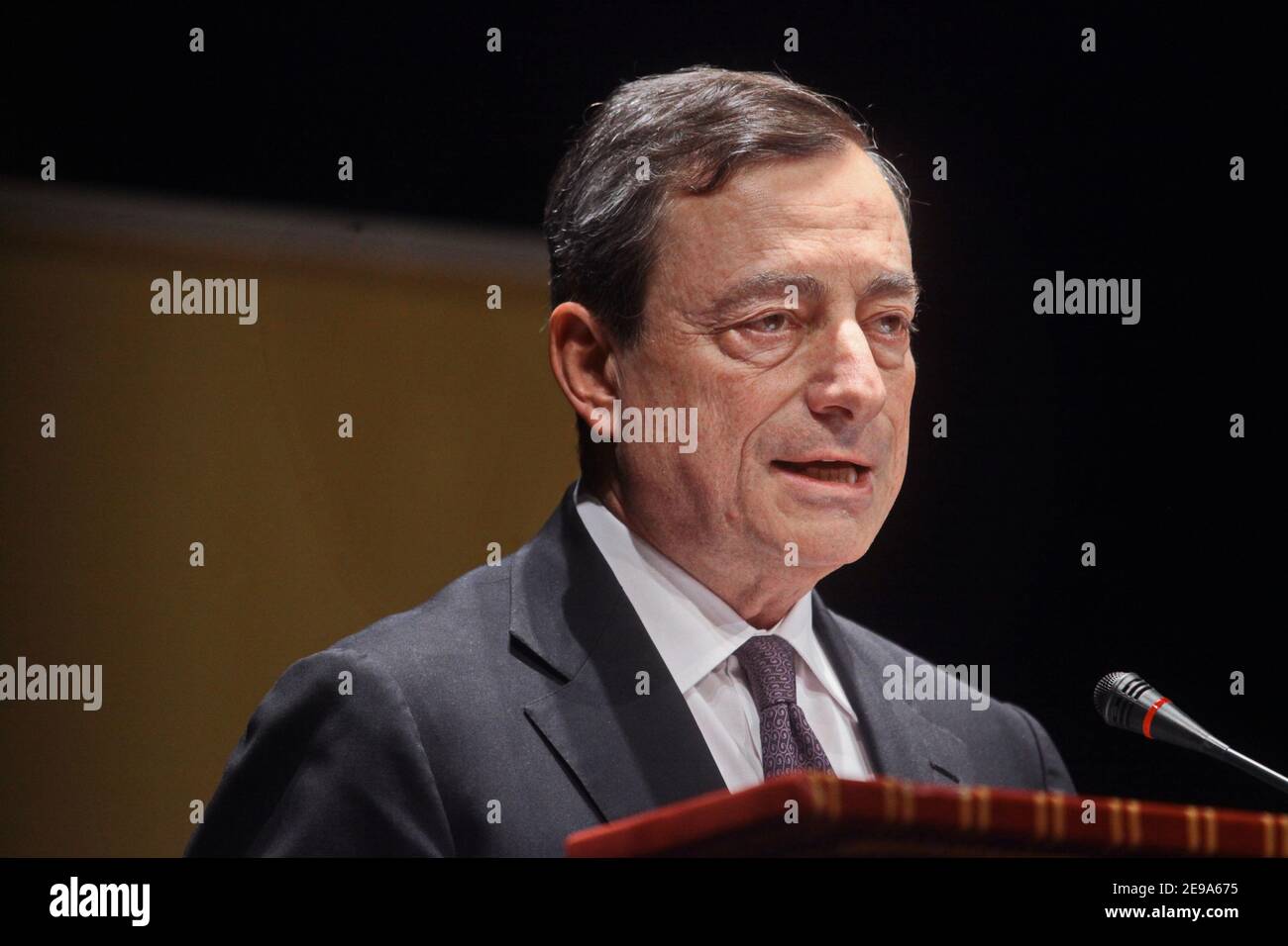 Mario Draghi, presidente del Banco Central Europeo, habla en una conferencia de prensa. Roma, Italia - Abril 2018 Foto de stock