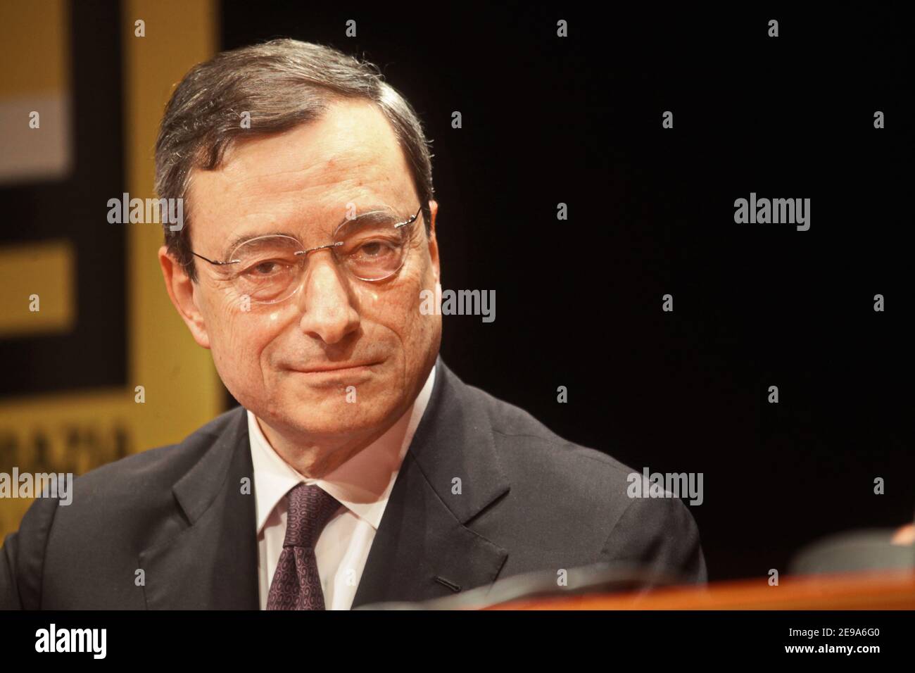 Mario Draghi, presidente del Banco Central Europeo, habla en una conferencia de prensa. Roma, Italia - Abril 2018 Foto de stock