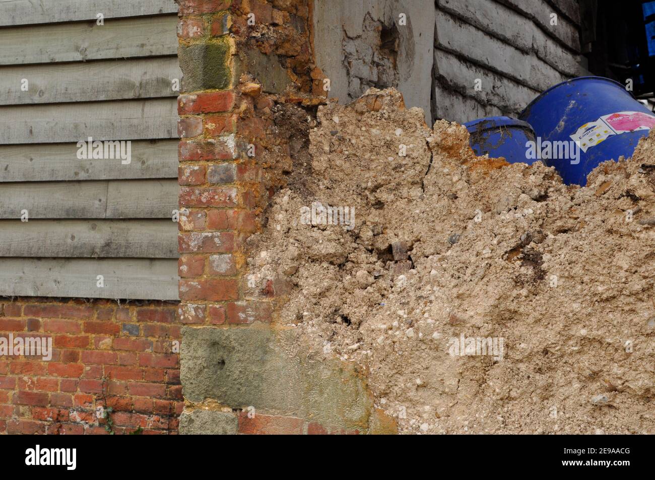 Antiguo granero de ladrillo construido con escombros de tiza que llenan los colapsos y.. El granero todavía se usa.Hampshire.UK Foto de stock