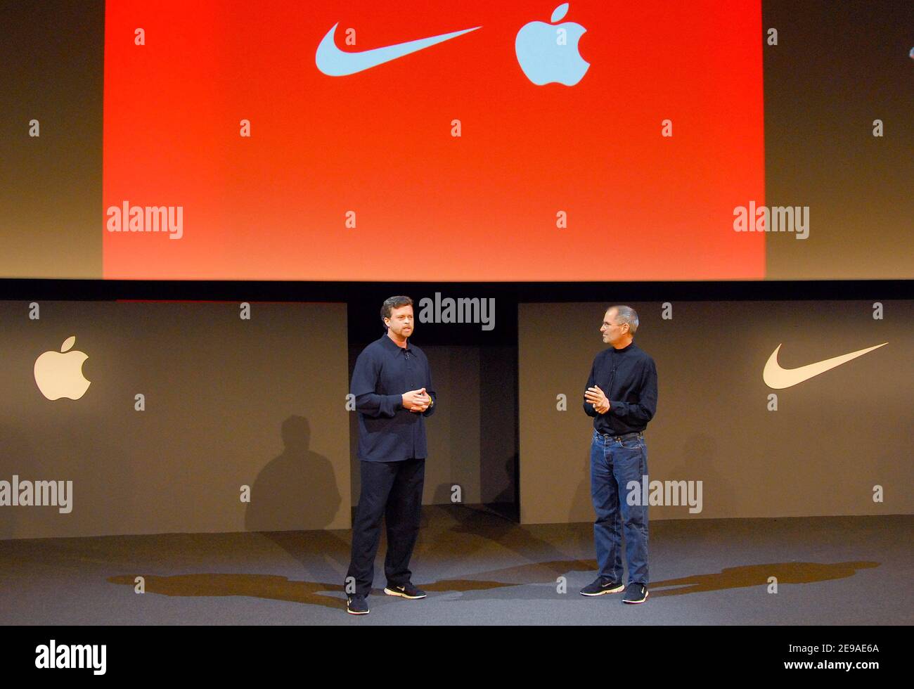 Phil Knight, presidente de Nike, y Steve Jobs hablan en el anuncio de prensa de colaboración de productos de y Apple realizado en los Chelsea Piers el 23 de mayo de